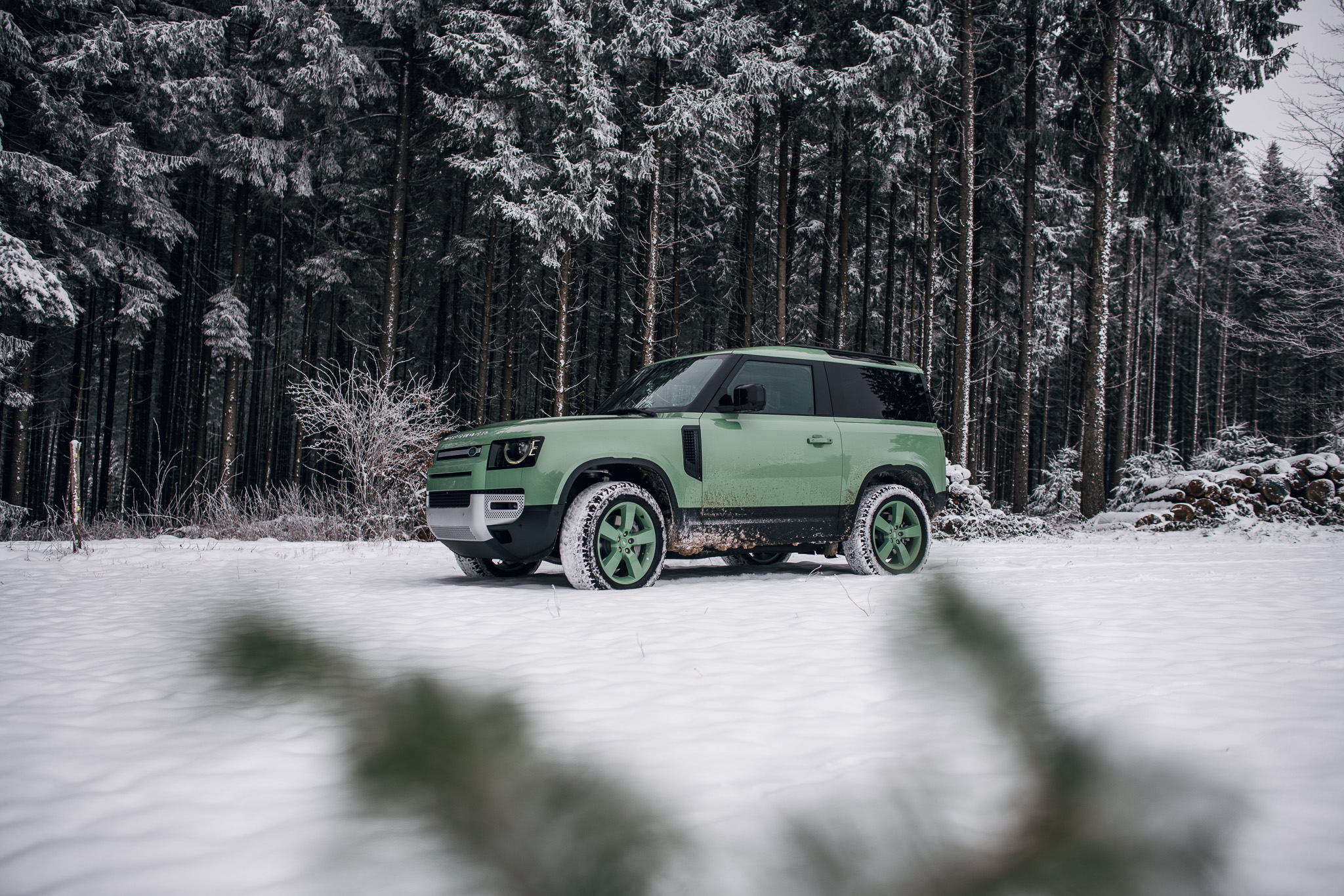 Land Rover Defender im Schnee